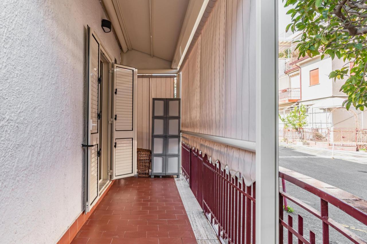 Apartamento Naxos Bay Flat With Terrace 50 Meters From The Sea Giardini-Naxos Exterior foto
